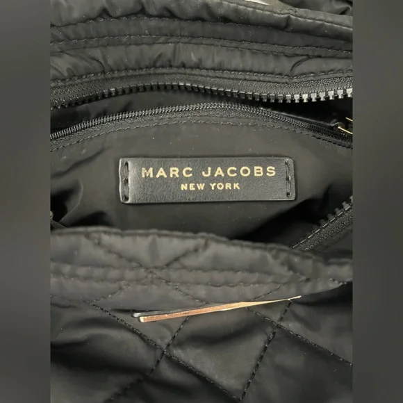 Marc Jacobs quilted purse. Crossbody, w/adjustable strap, internal pocket. Black - Picture 7 of 12